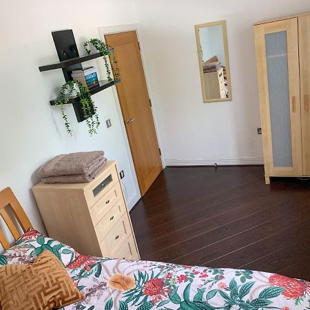 Room In Stratford With Private Bathroom And Parking 伦敦 外观 照片