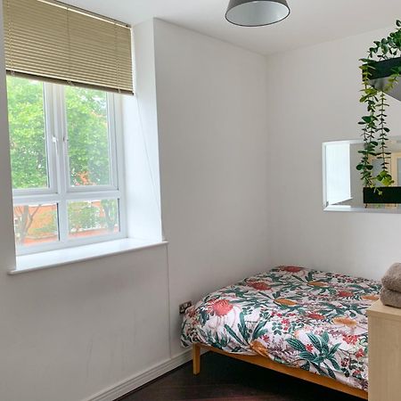 Room In Stratford With Private Bathroom And Parking 伦敦 外观 照片