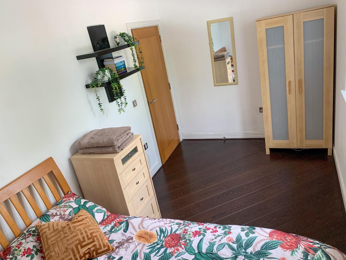 Room In Stratford With Private Bathroom And Parking 伦敦 外观 照片