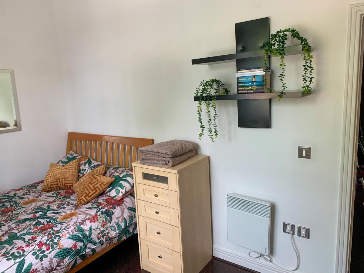 Room In Stratford With Private Bathroom And Parking 伦敦 外观 照片