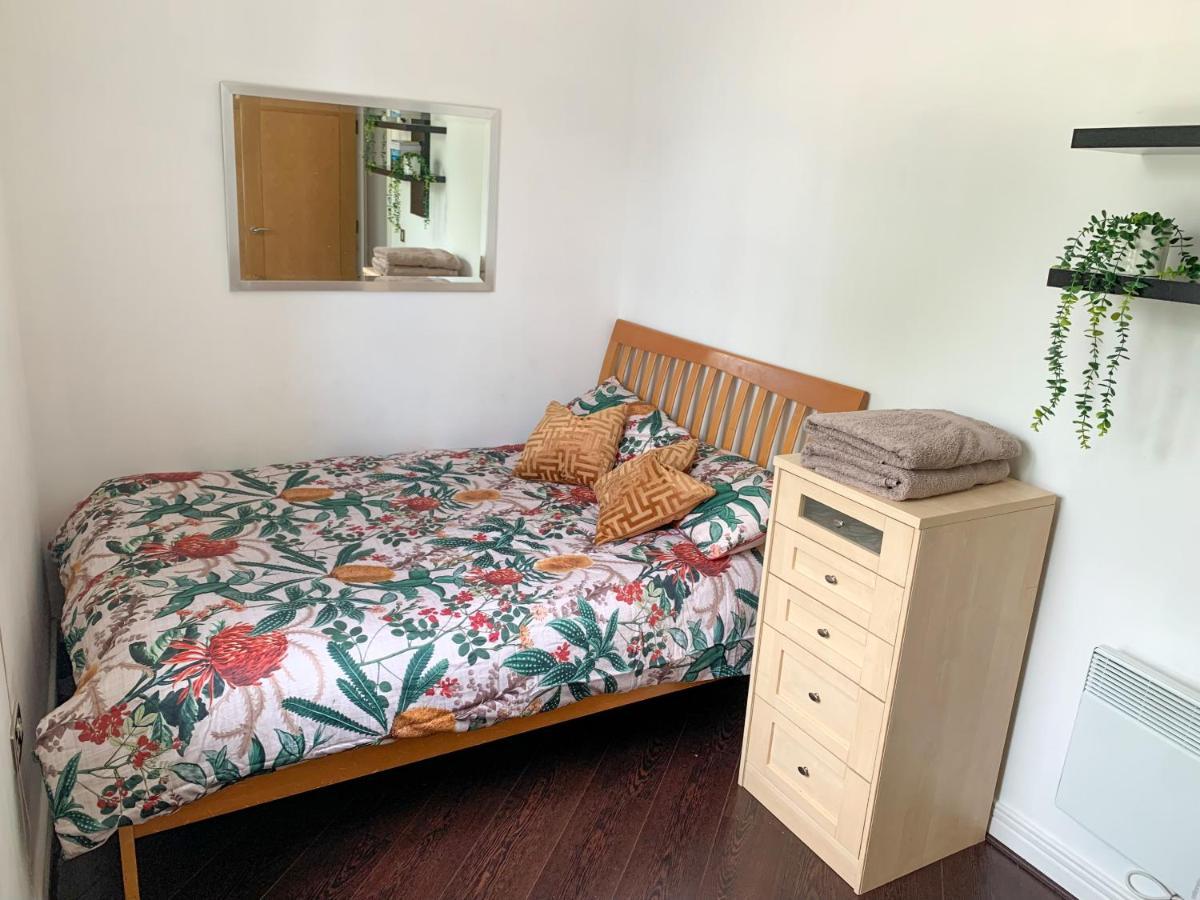 Room In Stratford With Private Bathroom And Parking 伦敦 外观 照片