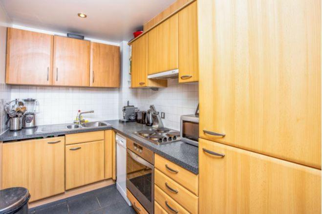 Room In Stratford With Private Bathroom And Parking 伦敦 外观 照片